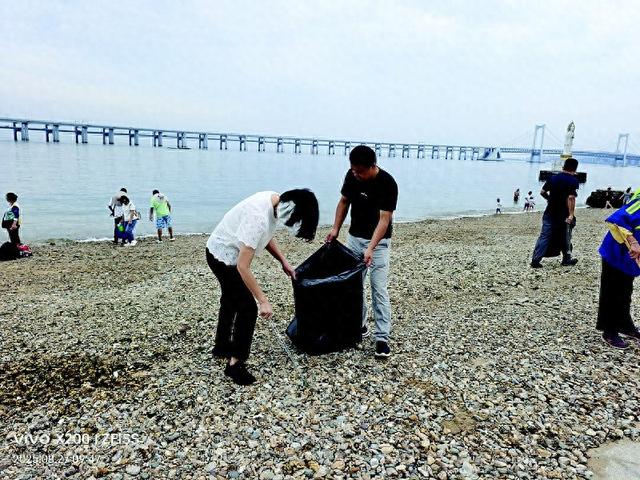 大连南部海滨浴场清理垃圾2200余吨