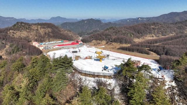 探访北纬31度高山滑雪场 冷冰雪撬动热经济一线观察