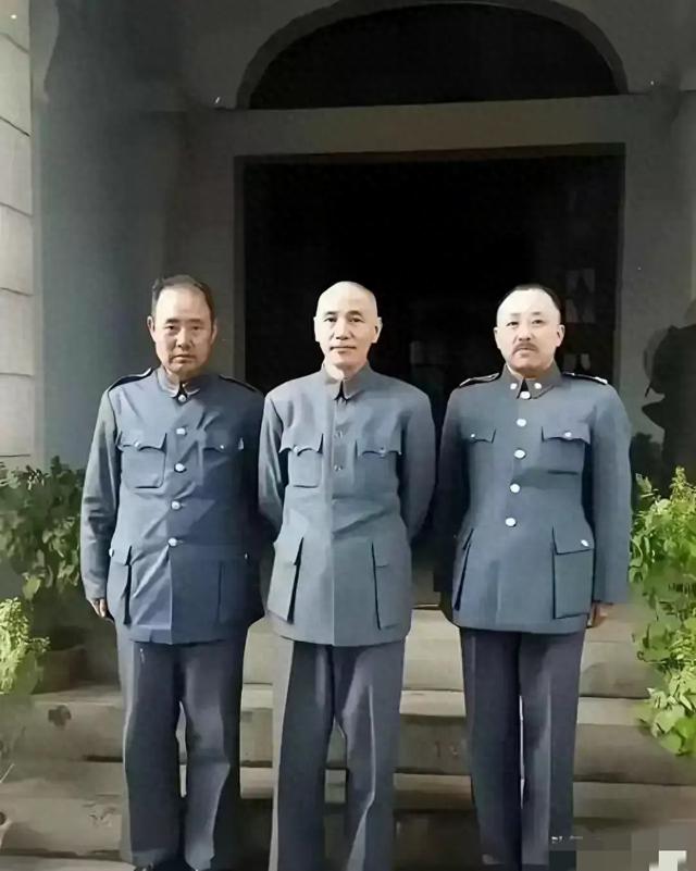 我敢打赌，认得出这三人的历史绝对不会差，一般只认识中间的那人