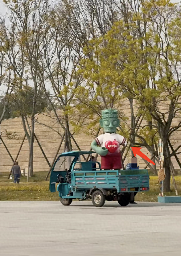 三星堆一青铜造型雕塑被游客掰断？博物馆回应：已拖走维修