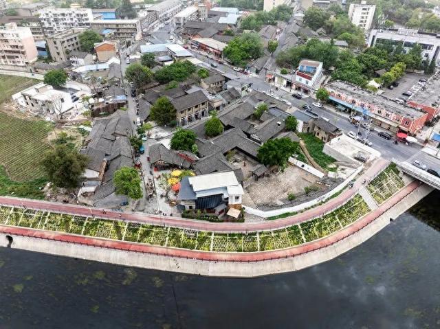 黑塔街：神话与烟火气的完美碰撞