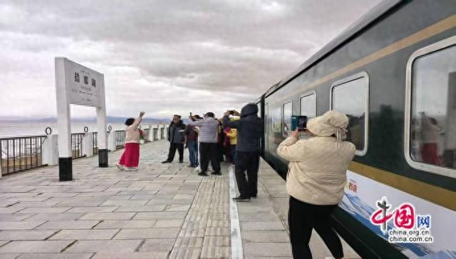 银发旅游专列，铺就跨山越海的“诗与远方”