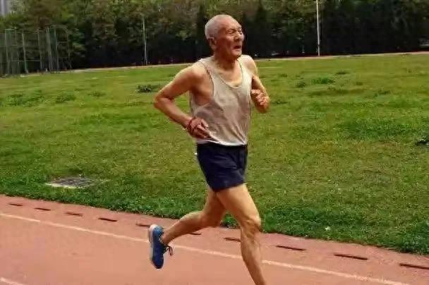 医生发现：那些长期晨跑的老人，到75岁以后，很多都变成了这样