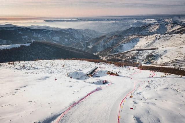 可可托海滑雪场开滑 成为北半球最早开放新雪季的“非冰川滑雪场”