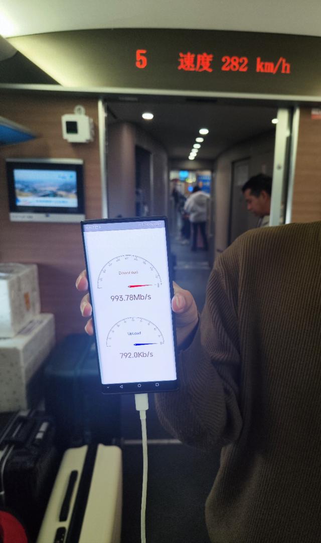 中国电信陕西公司在徐兰高铁渭南段率先上线5G-A智算单板 高铁网络卡顿难题取得突破​​