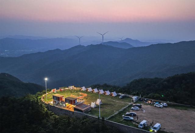 信阳市浉河区云端露营胜地：灵山金鼎四季奇观等你探索