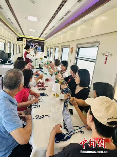 264名银发旅客乘“潇湘号”适老旅游专列赴疆