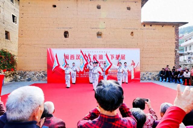 “比给我们送肉还开心”！龙岩永定这座400年历史的土楼里“戏”味十足~