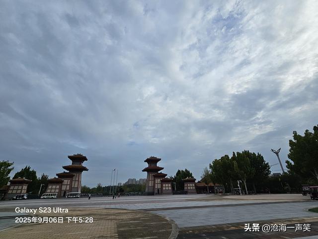乌云密布，电闪雷鸣，狂风大作，我自岿然不动，是园博园大门也！