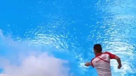 全运会惊险一幕！天津队选手失误，险些撞到池壁，一旁山东队主教练吓坏