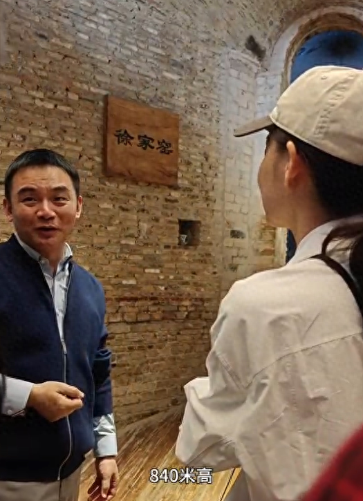 演员梅婷现身景德镇 御窑博物馆院长翁彦俊陪同讲解