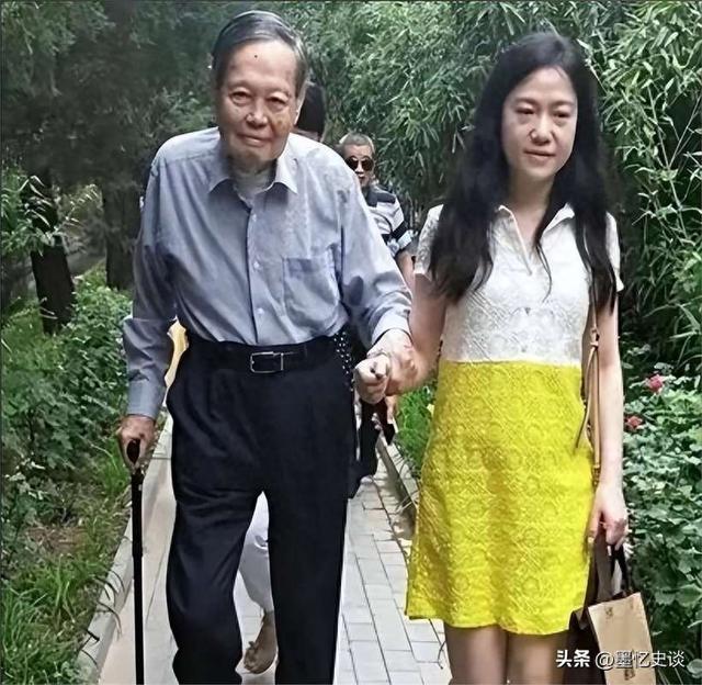 没孩子也没遗产，照顾杨振宁21年，冷冻9颗卵子的翁帆图个啥？