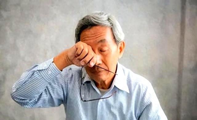 男性开始衰老	，一般会有3松2大1处毛发变多，若没有，还算年轻