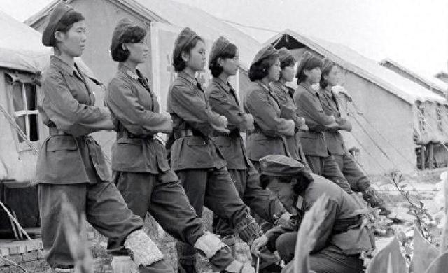 1950年，新疆20万老兵打光棍，王震一句话，10万女兵进入新疆