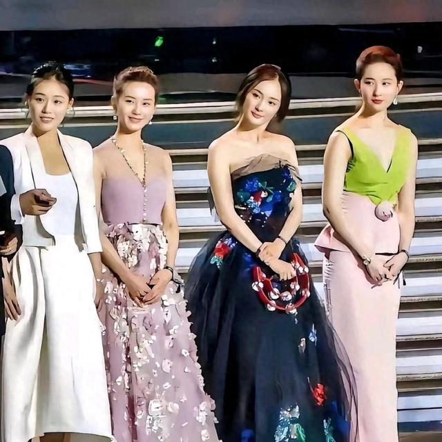 刘亦菲杨幂刘诗诗同框，神秘白衣女子美出圈，网友直呼认不出