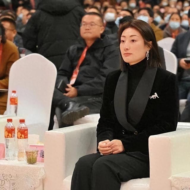 官媒发文！宗馥莉再破天花板	，让亲叔叔宗泽后和整个商界沉默了