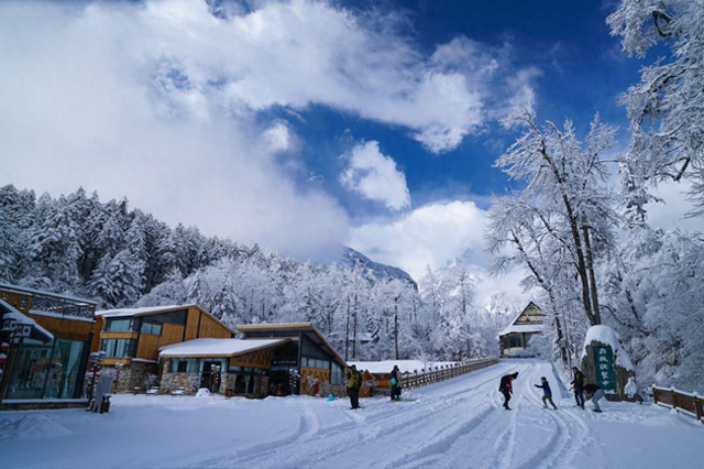 十七类人群免票、全球游客半价……泸石高速泸定段今日通车，海螺沟推重磅福利