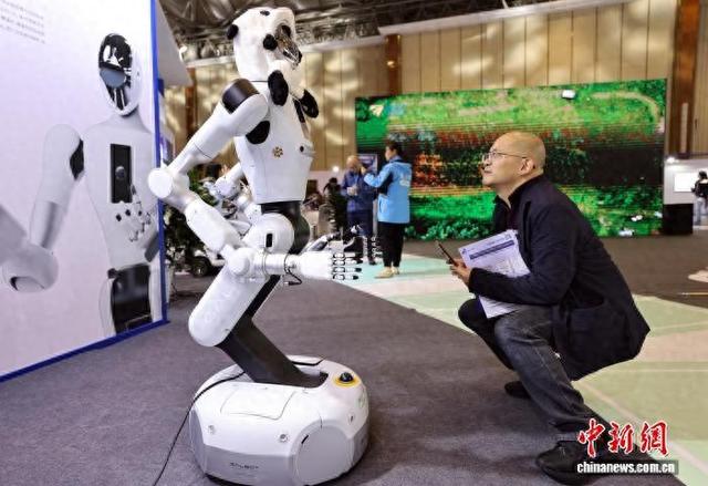 175款智慧康养机器人亮相成都
