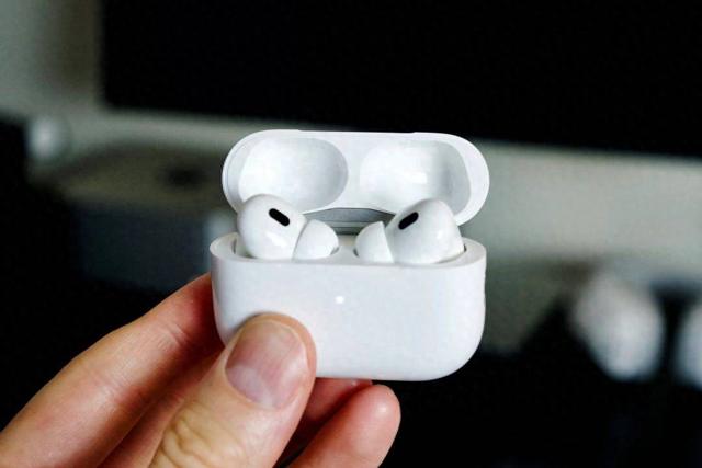 新 AirPods Pro 能测心率，苹果还想让耳机成为 AI 入口