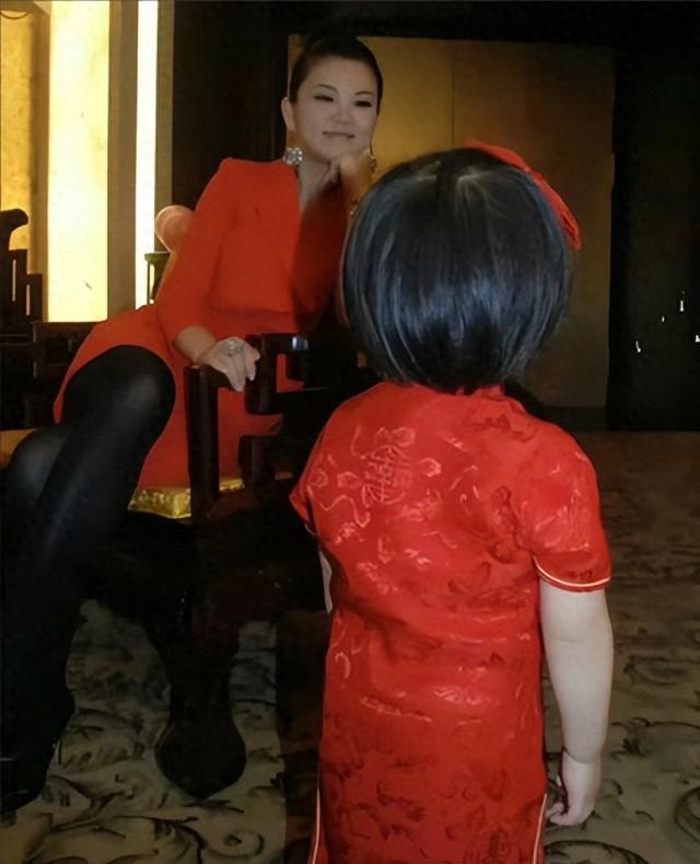 李湘风波再升级！被曝泰国求子只是冰山一角，11年前怀二胎被扒