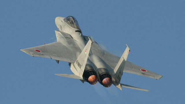 中日战机对峙公海，日本埋怨中国不接电话，特朗普拒绝替高市出头