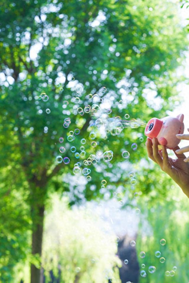 小时候的照片发朋友圈说说精选（孩子童年很短｜用这100件小事）