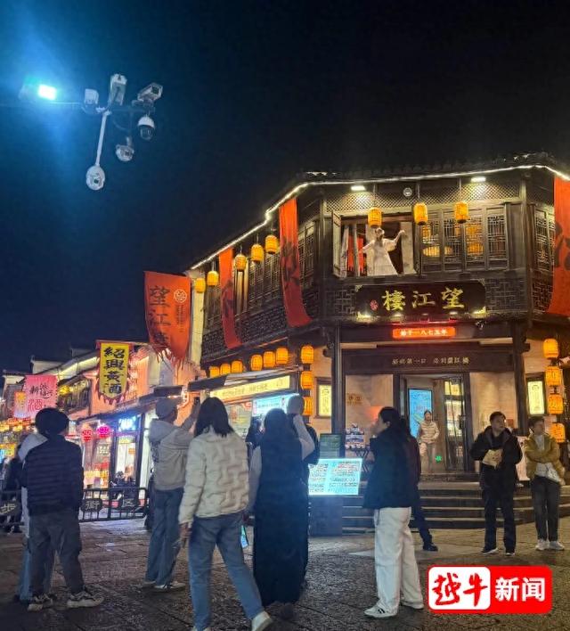 现场围满人!绍兴百年老字号玩新花样?晚上有古装美女在楼上跳舞