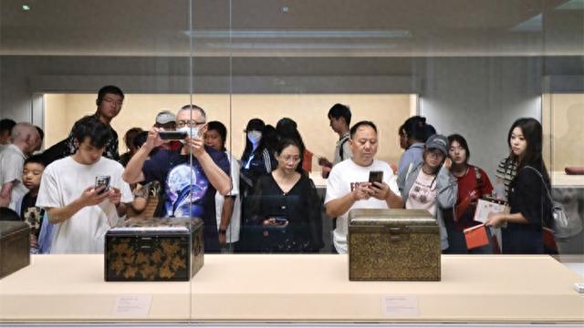 挥舞国旗去上博看展