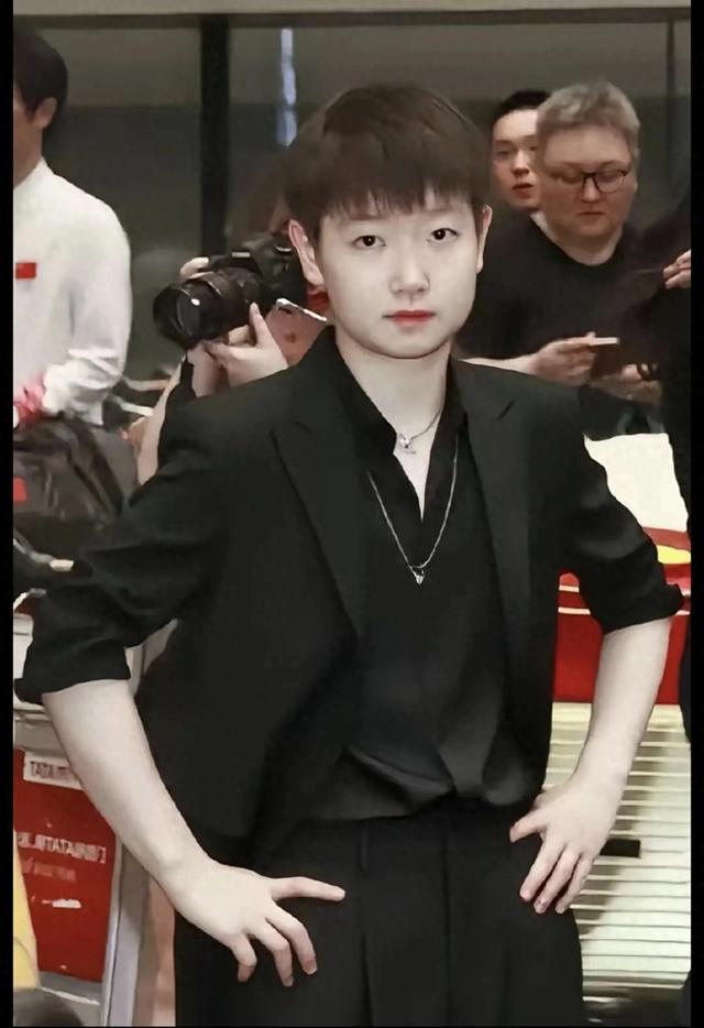 孙颖莎配上这身衣服真的绝了，软软糯糯的！那坚定的眼神绝了！