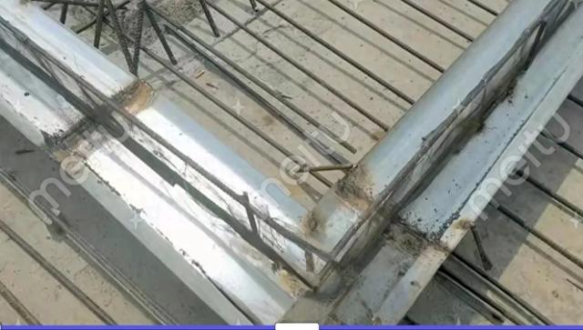筏板基础施工中止水钢板的开口是朝上还是朝下设置呢？