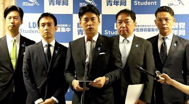 无视中方警告，70多名日政客组团窜台，王毅的表态让台当局破防