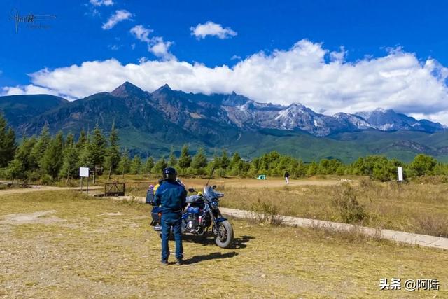 玉龙雪山前有很多野生婚纱基地，村民收费35元一场，露营却免费