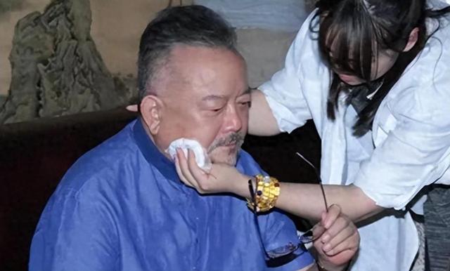 77 岁王刚的晚年：本以为有儿子能安度余生，如今却为养子操劳不停