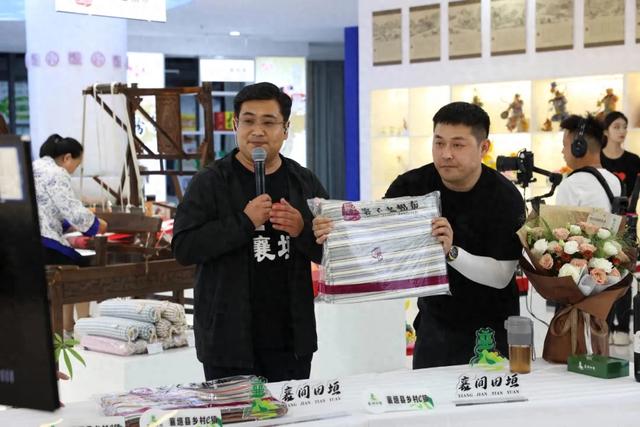 抖音百万粉丝达人“刘皮特”深入襄垣县乡村e镇开展直播带货