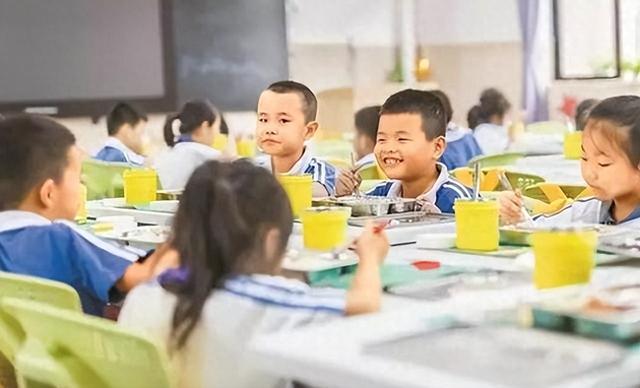 北京下了重要命令：2027年底前	，所有中小学必须告别“校外配餐	”