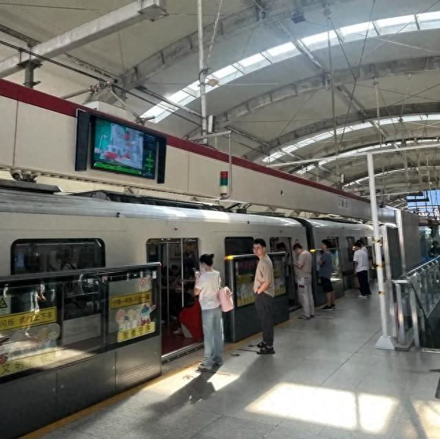 我是北京人，去了嘉定和宝山，直言不讳：嘉定跟宝山天差地别