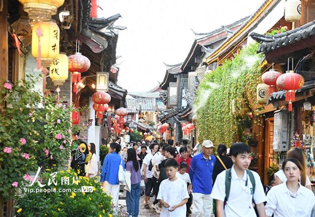 云南丽江：古城游人如织