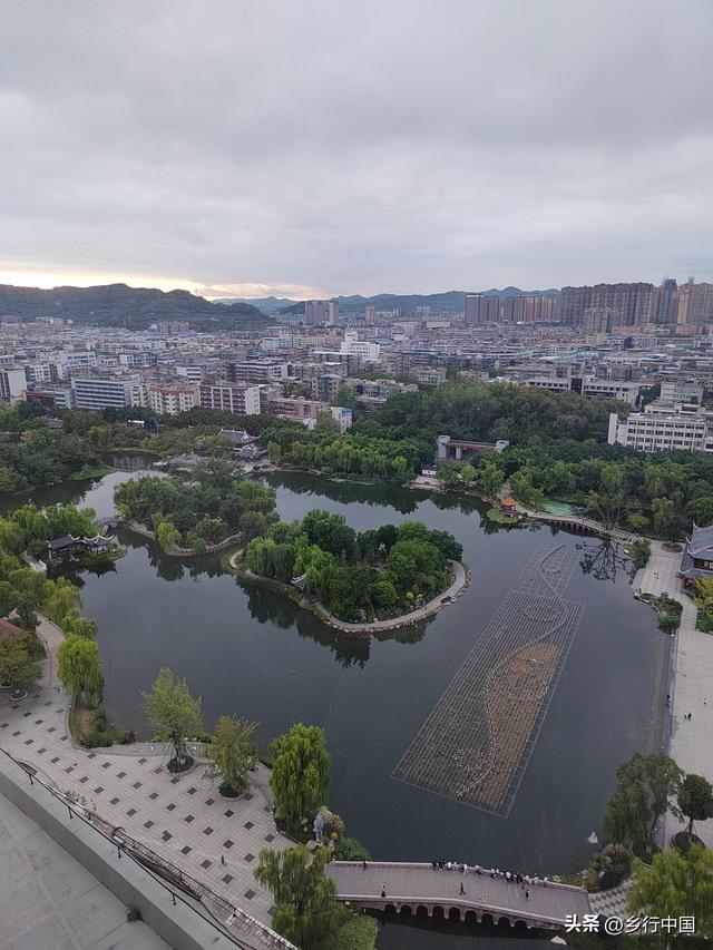 打卡北湖公园：读懂南充的文化密码与生活温度/乡行中国走进南充