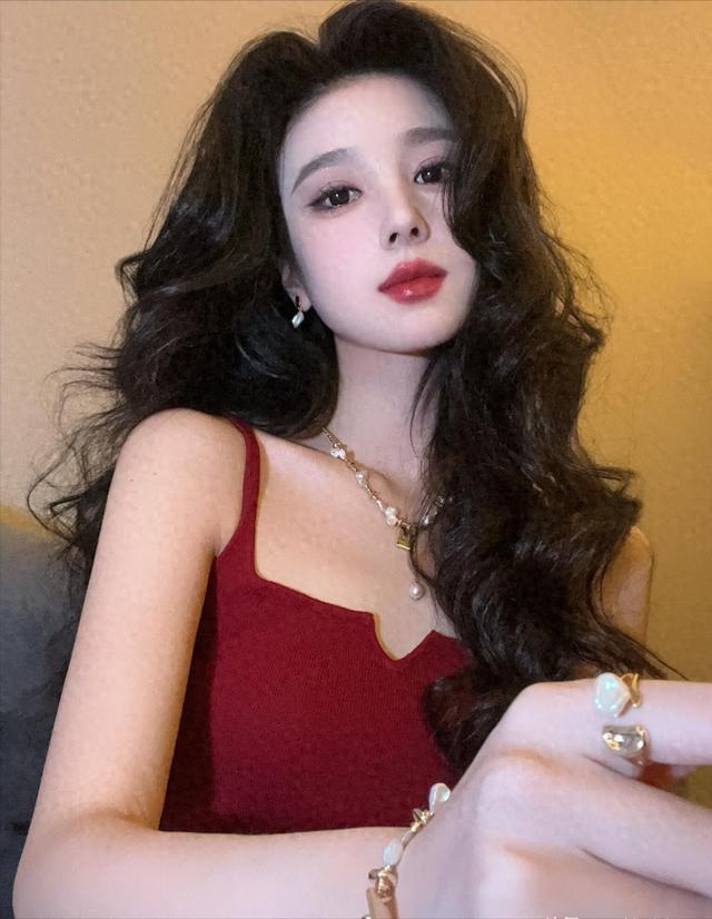 上海一校花美出圈了，貌美迷人，美的无可挑剔，高级满满
