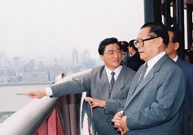 他是原上海市委书记，从政上海40年，65岁官至正国级，69岁病逝