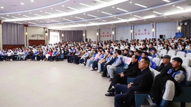 同心同行,共育新苗 | 我校召开高一年级家长会暨选科指导会