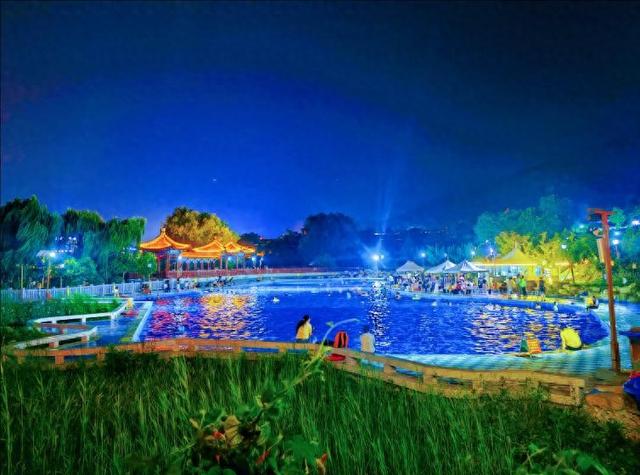 虎山公园夜游渐火 光影交织引客来