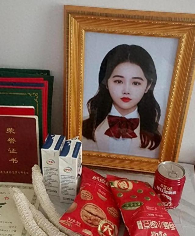 22岁女医学生被前男友杀害，闺蜜称男方长期靠她养着，动辄下跪自扇嘴巴；母亲：我活着的每一天就是等凶手死