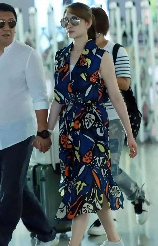 李小冉随富豪老公走机场，46岁李小冉大妈打扮难掩肤白貌美
