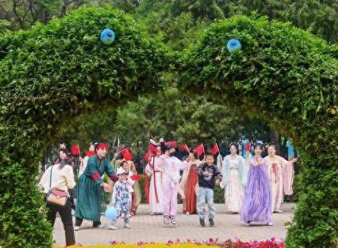 银川中山公园首届“漫”展游园会打造文旅新体验