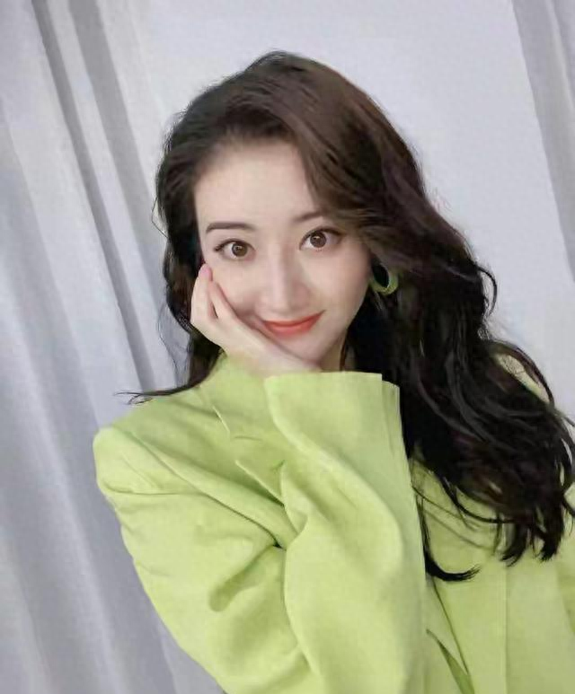 女人若给你这6个暗示，你就大胆“泡”她，一般不会拒绝