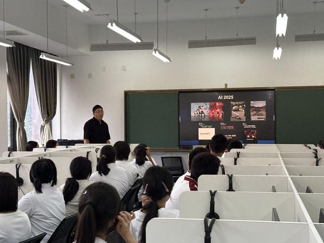 中学生动手“训练”AI，一六一中学回龙观学校人工智能通识课第一课开讲