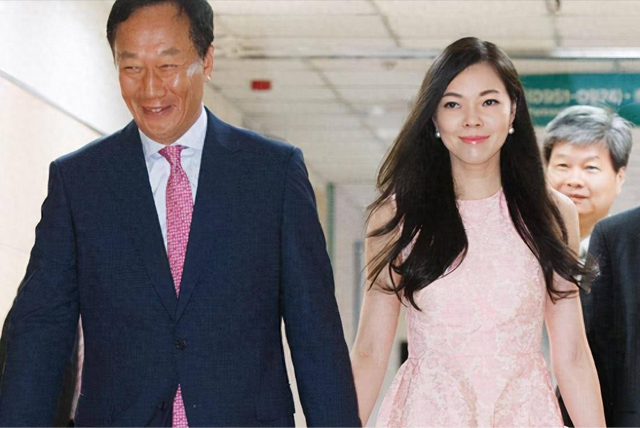 恩爱了17年，75岁的郭台铭开始衰老萎缩，51岁的曾馨莹仍娇艳如花