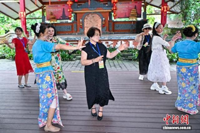 海外华媒海南行：“巴厘村”里体验“南洋风”
