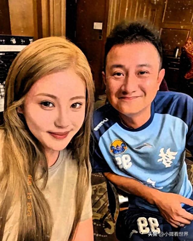 文章与好友聚餐，身边女友人抢镜北京豪宅里面唱K，喝的有点微醺